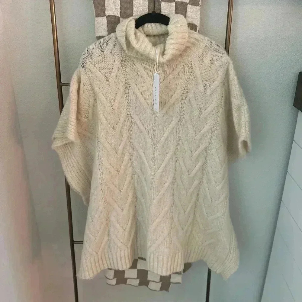 NWT GILLI‎ SWEATER PANCHO SIZE LARGE